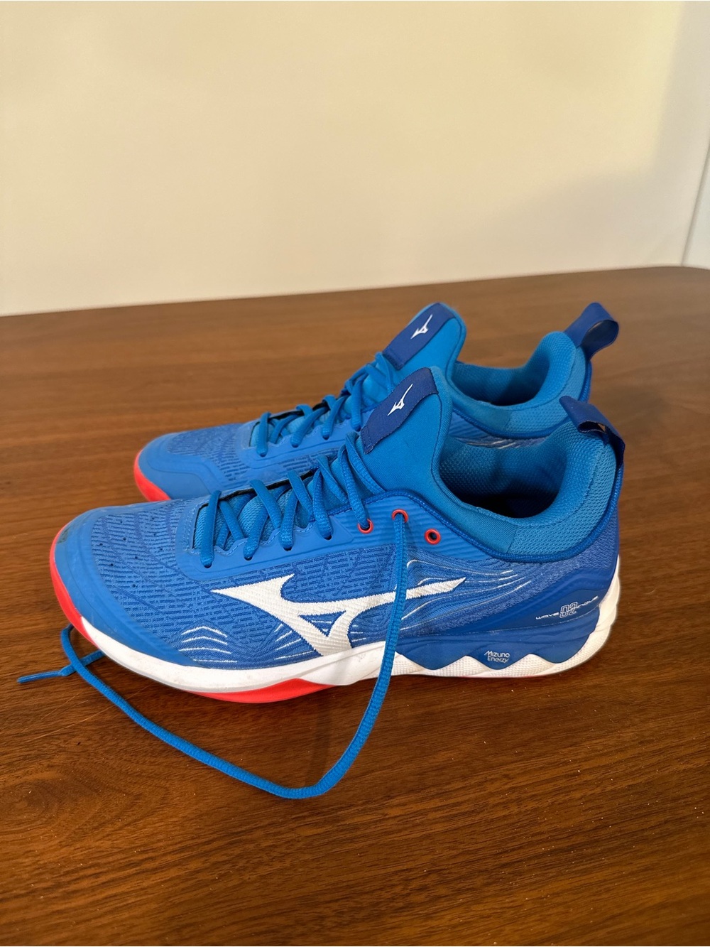 Mizuno Women’s 2 Wave Luminous Volleyball  Shoe sz 10 - Excellent condition
